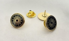 Insignă pin metalică clasică realizată la formă cu detalii fine