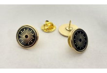 Insignă pin metalică clasică realizată la formă cu detalii fine